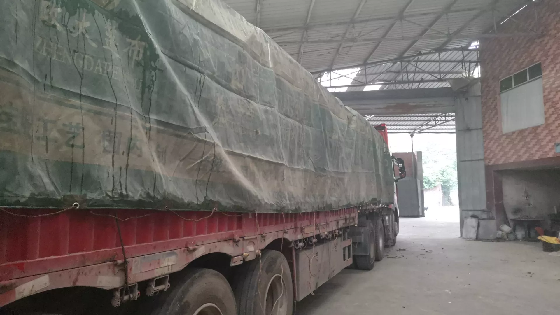 SMC常温沥青改性剂，成都物流仓库装车作业照片